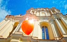 Oranžinis balionas šv. Jonų bažnyčios fone