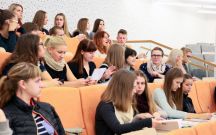 mini studentai paskaitoje